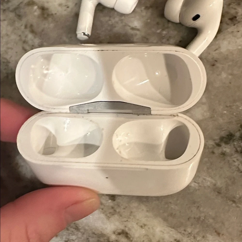 AirPods Pro White Wireless Earbuds with Charging Case - Picture 4 of 5